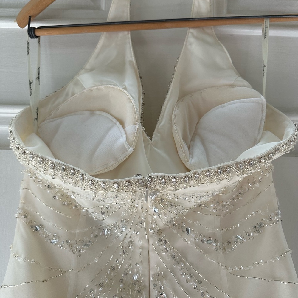 Elegant beaded ivory Wedding Dress with train - Picture 4 of 16